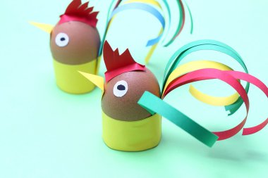 yumurta ve kağıt ile yapılan renkli horozlar