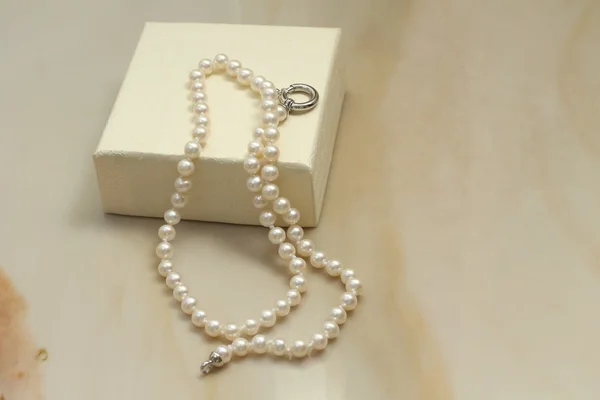 Perlový náhrdelník a dárkové krabice — Stock fotografie