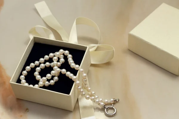 Collana di perle e confezione regalo — Foto Stock