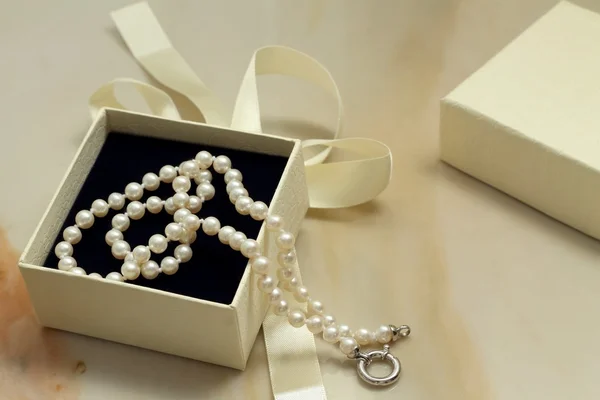 珍珠项链以及礼品盒 — 图库照片