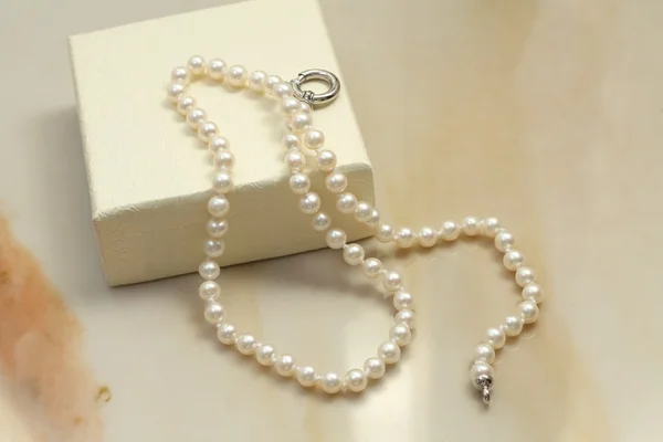 Perlový náhrdelník a dárkové krabice — Stock fotografie