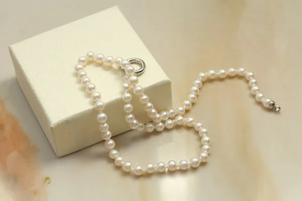 Perlenkette und Geschenkbox — Stockfoto