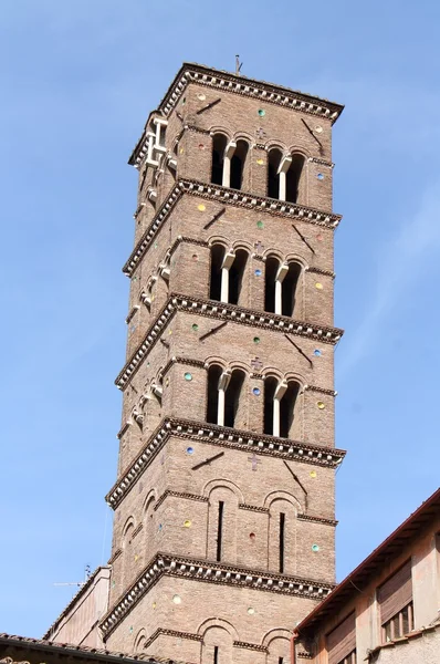 Колокольня Санта-Мария в Космедине в Риме — стоковое фото
