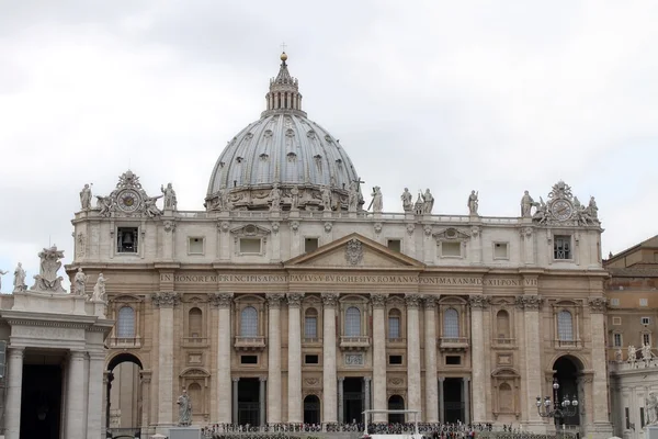 St..Peter's Basilica in the Vatican City — Stock Photo, Image