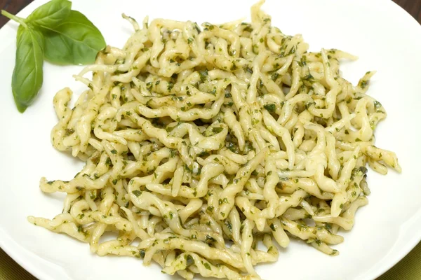 Trofie con salsa de pesto —  Fotos de Stock