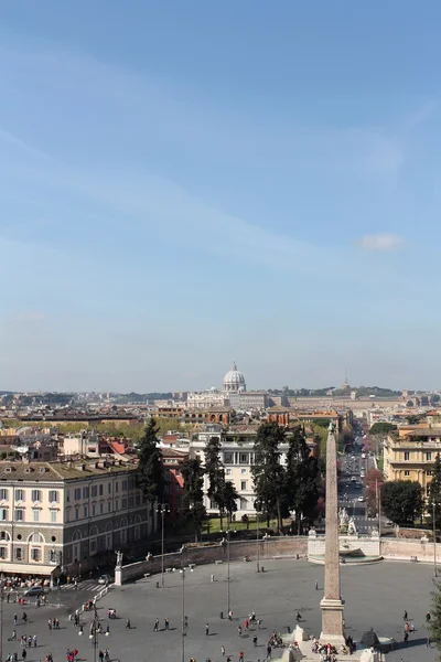 Pohled na náměstí piazza del popolo v Římě z pincio — Stock fotografie