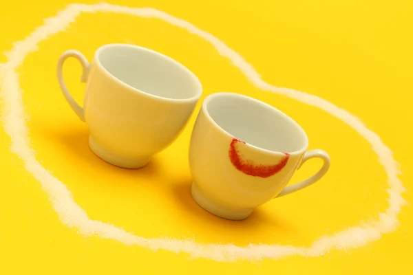 İki fincan kahve bir kalp, bir ruj tanesi içinde