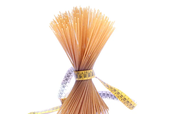 Vollkornspaghetti und Zentimeter isoliert auf weiß — Stockfoto