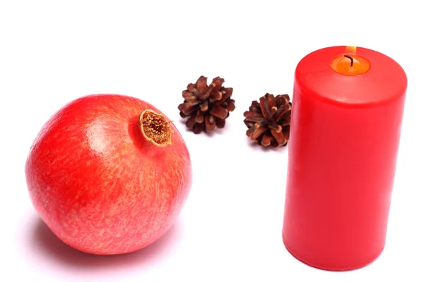Rode kaars en granaatappel — Stockfoto