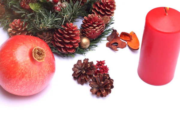 Jul komposition med röda ljus och granatäpple — Stockfoto