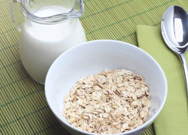 tabak yulaf ezmesi ile süt kabı