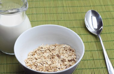 tabak yulaf ezmesi ile süt kabı