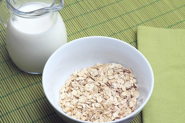 tabak yulaf ezmesi ile süt kabı