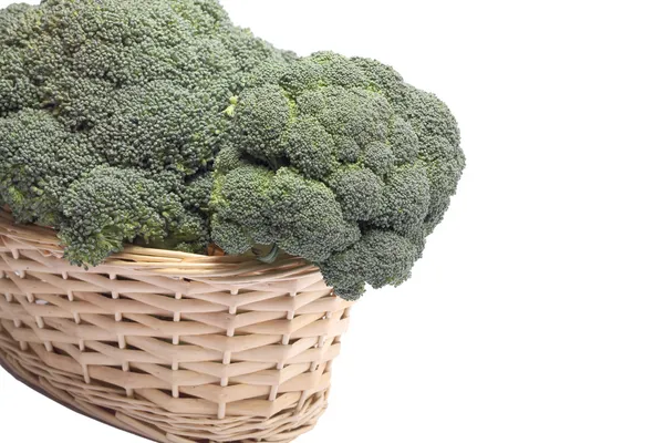 Brócolis em uma cesta de vime — Fotografia de Stock