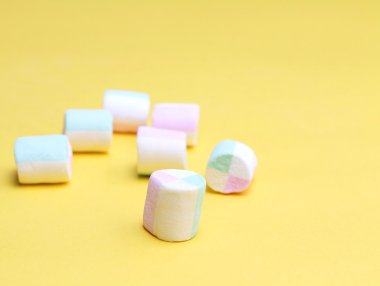 Marshmallow Sarı zemin üzerine