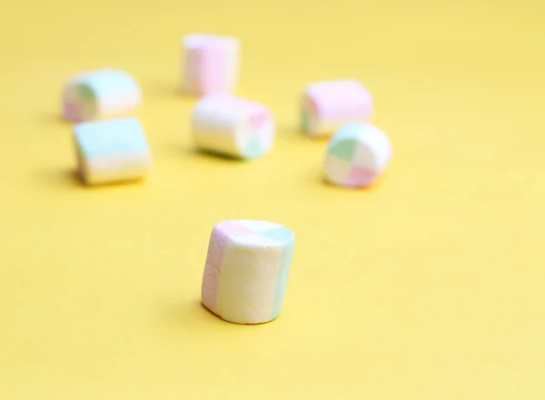 Marshmallows auf gelbem Hintergrund — Stockfoto