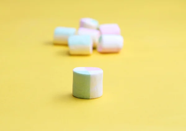 Marshmallows på gul bakgrund — Stockfoto