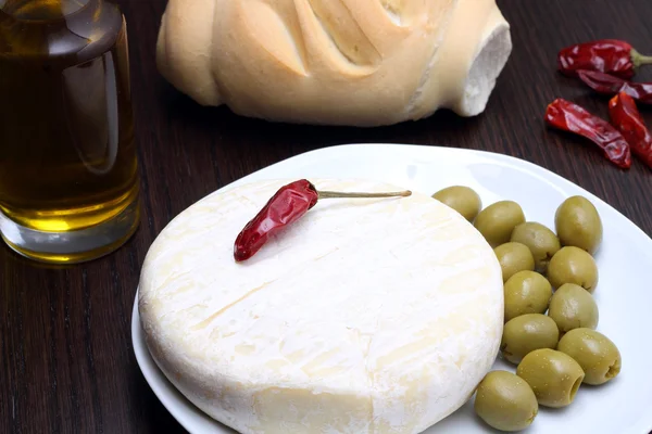 Formaggio con olive verdi, pane e peperoncino rosso — Foto Stock