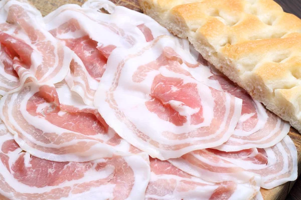 pastırma dilimlerini ahşap kesme tahtası üzerinde çeşitler ile