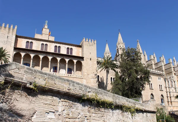 Palma de mallorca, královský palác almudaina a la seu — Stock fotografie