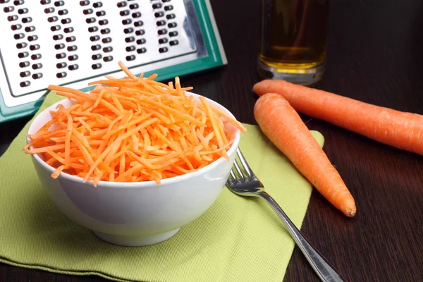 Соломкою моркву в білі чаші — стокове фото