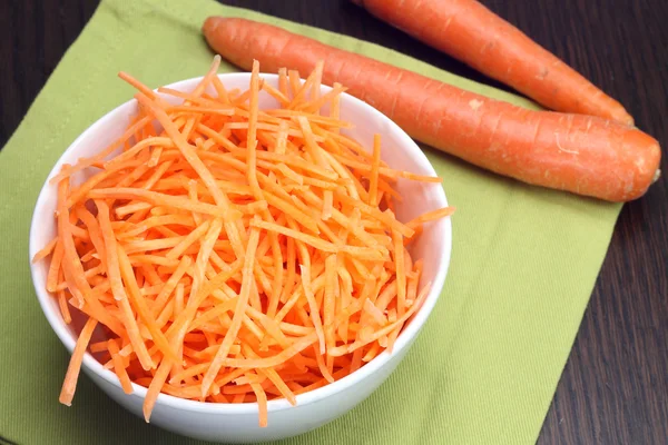 Zanahorias Julienne en tazón blanco — Foto de Stock