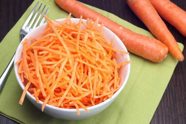 Соломкою моркву в білі чаші — стокове фото