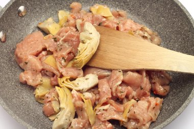 сире м'ясо з артишоками в каструлю