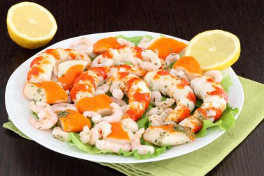 Deniz ürünleri ile beyaz yemek