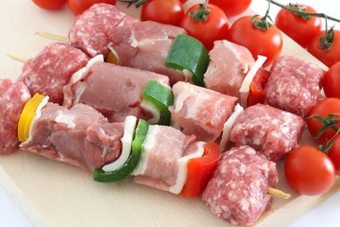 çiğ et şiş kiraz domates ile