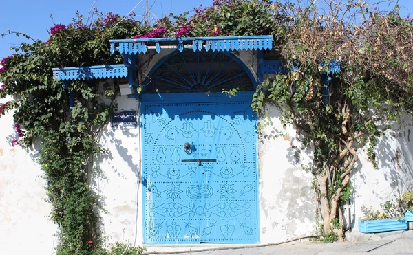 Синяя дверь в Сиди-Бу-Саиде, Тунис — стоковое фото