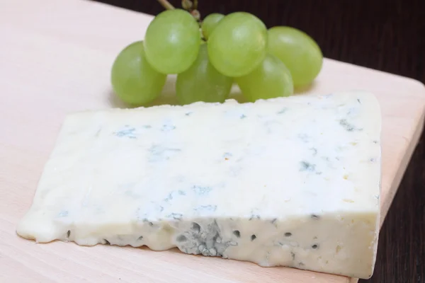 Gorgonzola kék sajt a fa vágódeszka — Stock Fotó