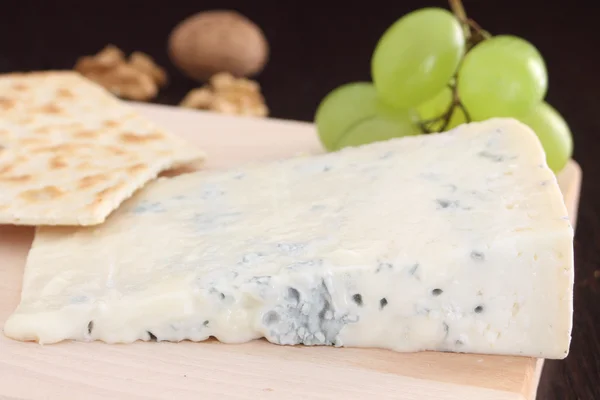 Gorgonzola formaggio blu su tagliere di legno — Foto Stock