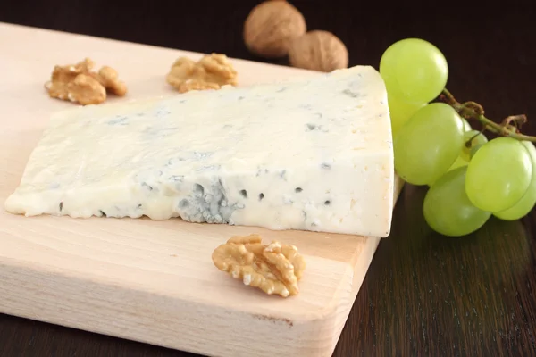 Gorgonzola queijo azul com uvas e nozes — Fotografia de Stock