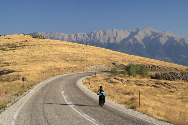 Viaje a través de las montañas en bicicleta — Foto de Stock