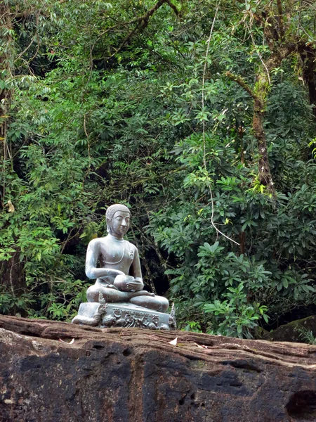 Idole de Bouddha sur pierre — Photo