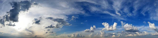 Panorama över en sommarhimmel med moln — Stockfoto