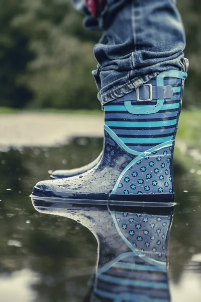 在雨中的小靴子 免版税图库图片