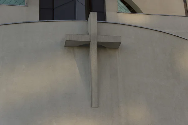 十字架在白色教会墙壁 — 图库照片