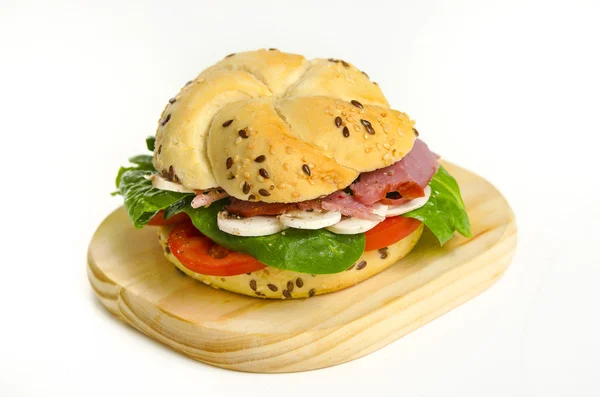 Sándwich de pastrami de res con champiñones — Foto de Stock