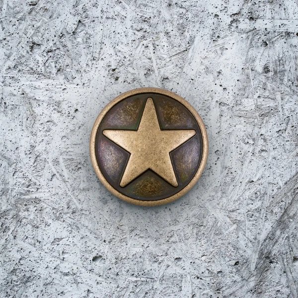 Бронзовая звезда на цементном фоне Стоковое Фото