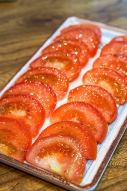 Beyaz şekerli taze ve lezzetli domates dilimleri.