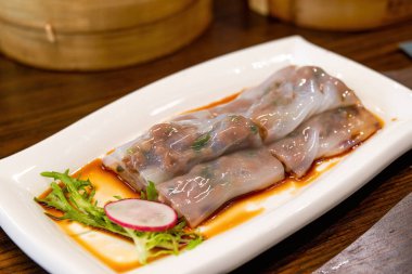 Bir tabak lezzetli Çin usulü sabah çayı Dim Sum, buharda pişmiş sığır pirinçli rulo