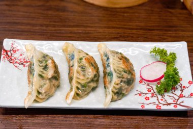 Lezzetli bir tabak Çin usulü kızarmış pırasa köftesi.