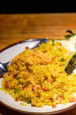 Lezzetli bir Tayland yemeği, ananaslı kızarmış pirinç.