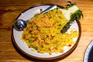 Lezzetli bir Tayland yemeği, ananaslı kızarmış pirinç.