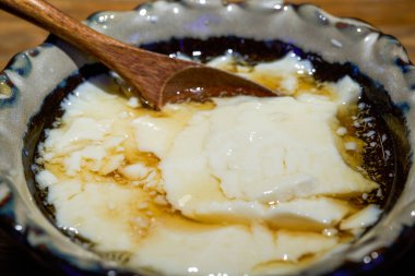 Bir kase lezzetli Kanton tatlısı, klasik tofu çiçeği.