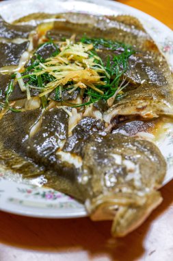 Lezzetli bir Çin yemeği, buharda pişirilmiş turbot.