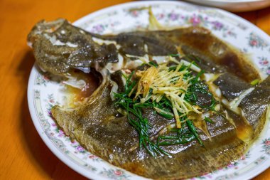 Lezzetli bir Çin yemeği, buharda pişirilmiş turbot.