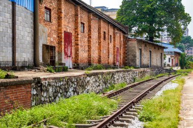 Çin 'in terk edilmiş kırmızı tuğla fabrika binaları ve demiryolu rayları